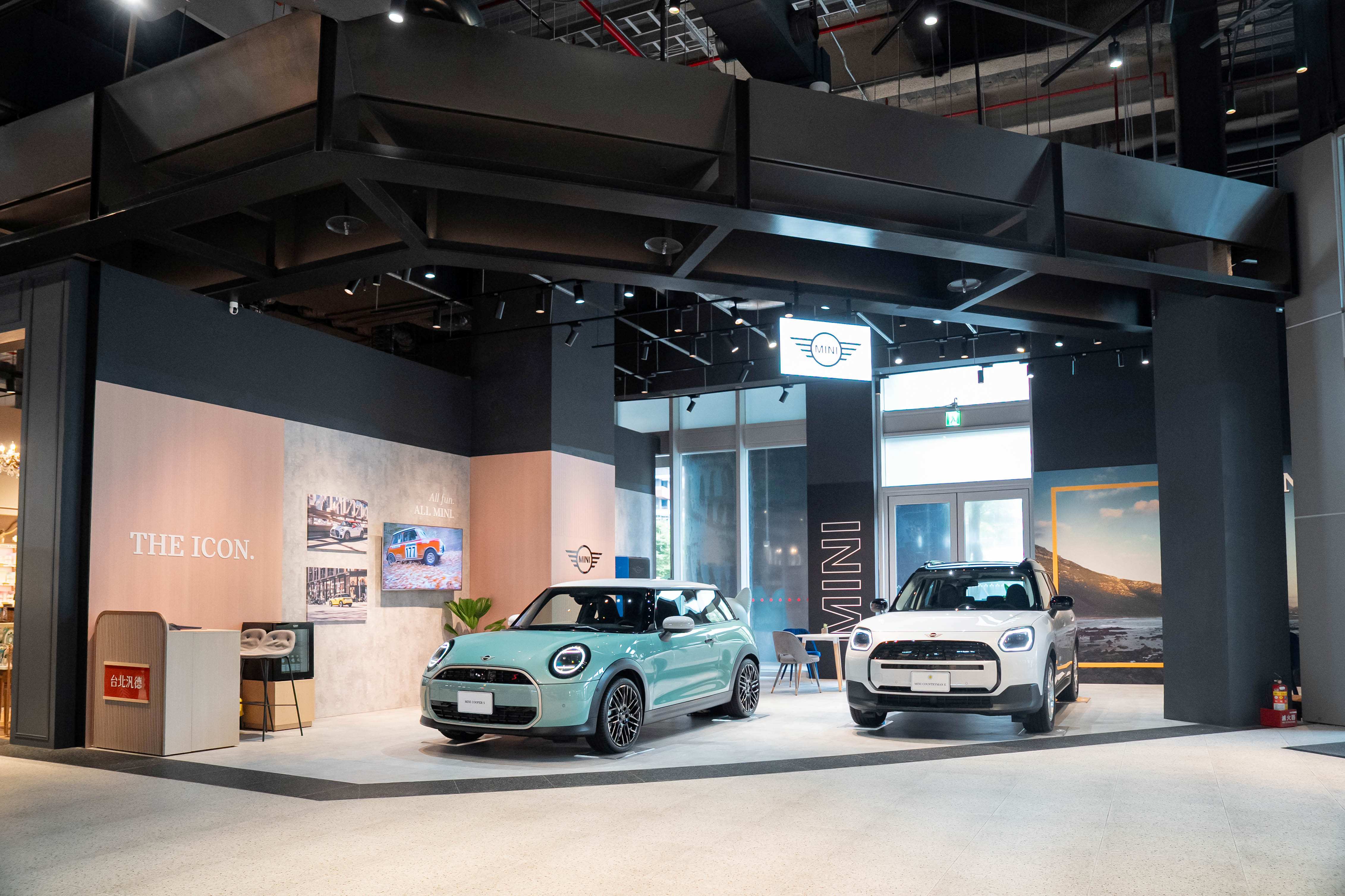 [新聞圖片一] MINI Pop-Up裕隆城快閃店以品牌設計語彙打造風格空間，呈現新世代MINI家族的獨特魅力